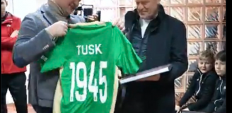 Taką koszulkę dostał Premier od młodej ekipy Lechii Gdańsk xD